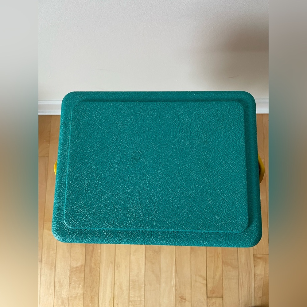 Igloo Teal and Pink Cooler with Yellow Handle - Picture 4 of 9